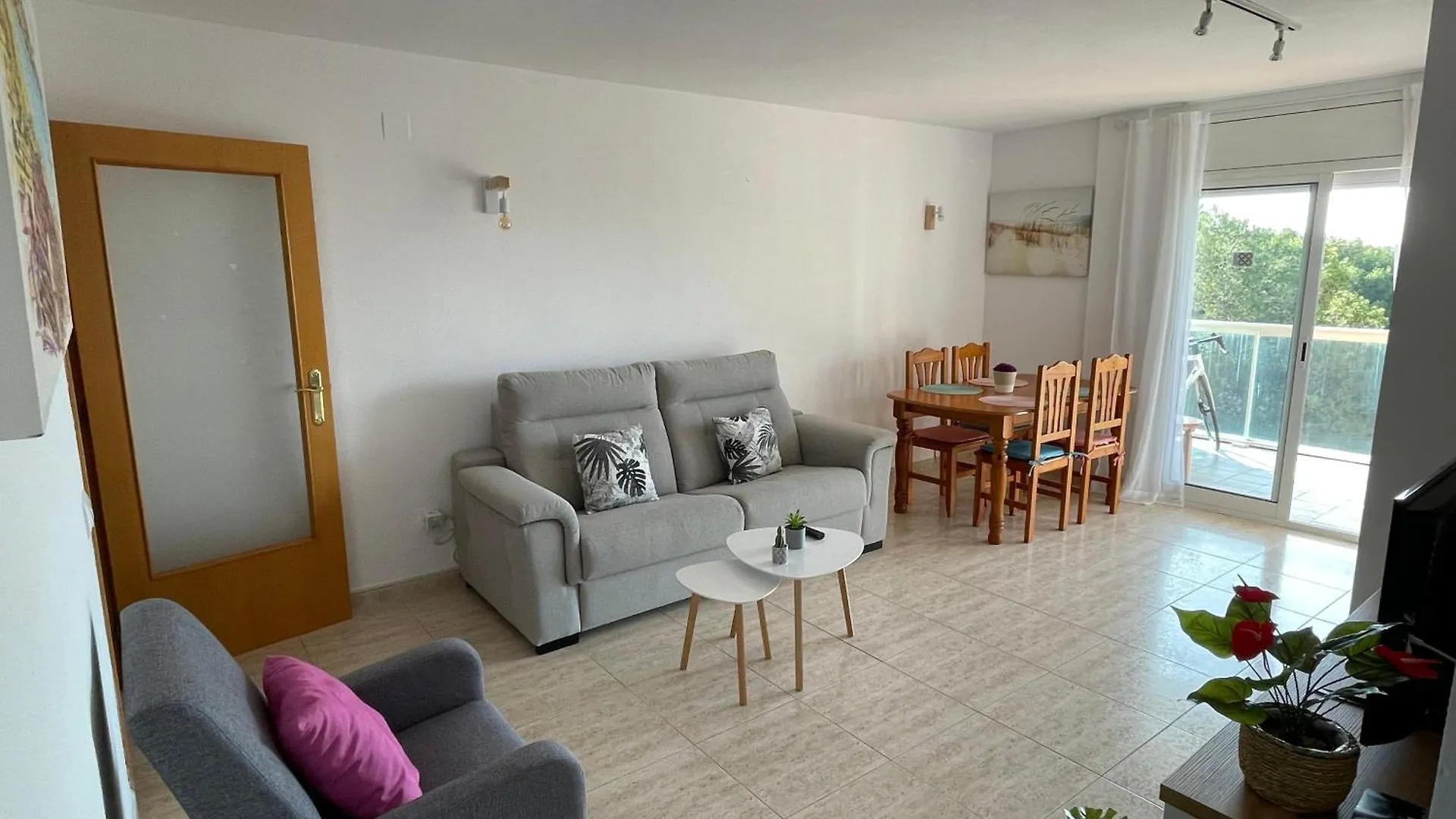 Peaceful Apartment With Sea View And Parking In Cap Salou